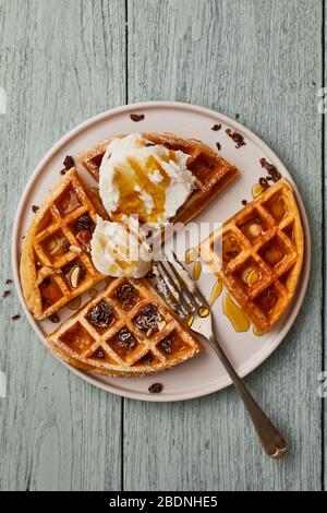 Frische Waffeln mit Eiscreme und Karamellsoße. Stockfoto