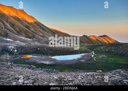 Landschaft der Bergsee mit Fluss Reflexion bei Sonnenaufgang Himmel Hintergrund Stockfoto