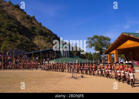 Nagaland, Indien. Tribal-Gruppe, die beim Hornbill Festival auftreten wird Stockfoto