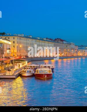 Boote warten auf Touristen berühmten Touristenattraktion zu nehmen - Bootsfahrt durch die Grachten. St. Petersburg, Russland Stockfoto