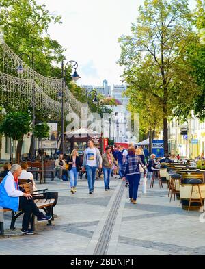 MINSK, Weißrussland - Juli 17, 2019: Menschen zu Fuß durch die Straße der Innenstadt von Minsk. Minsk ist die Hauptstadt von Belarus Stockfoto