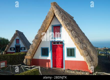 Traditionelle, berühmte Landhäuser in Santana, Insel Madeira, Portugal. Stockfoto