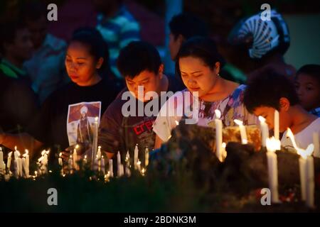 Pilger beten auf dem Larantuka Cathedral Cemetery als Teil der Heilig-Week-Ritualtraditionen in Larantuka, Flores, Indonesien. Stockfoto