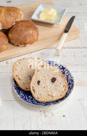 Ein hausgemachter Sauerteig Fruchtsee, in Scheiben geschnitten, bereit zum Toasten. Stockfoto