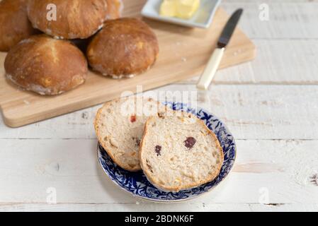 Ein hausgemachter Sauerteig Fruchtsee, in Scheiben geschnitten, bereit zum Toasten. Stockfoto