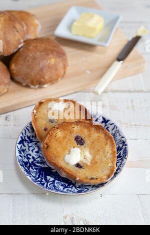 Ein hausgemachter Sauerteig Fruchtsee, geröstet und gebuttert. Stockfoto