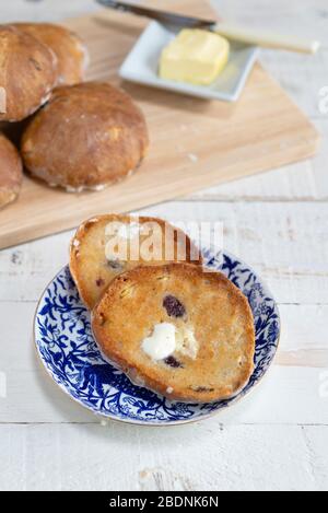 Ein hausgemachter Sauerteig Fruchtsee, geröstet und gebuttert. Stockfoto