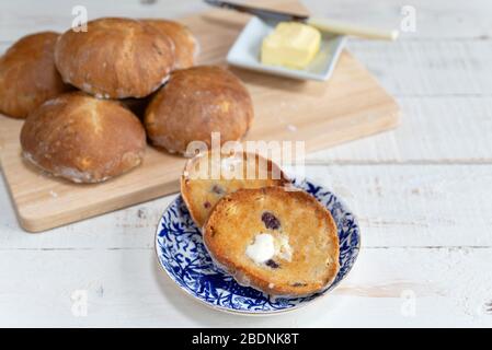 Ein hausgemachter Sauerteig Fruchtsee, geröstet und gebuttert. Stockfoto