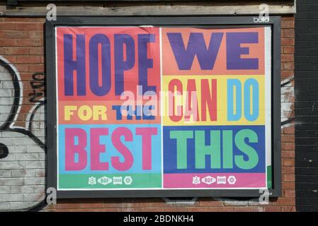 Birmingham, West Midlands, Großbritannien. April 2020. Positive Poster, die in Hall Green, Birmingham, ausgestellt werden und die Menschen zeigen: „Bitte glauben Sie, dass diese Tage vergehen werden“, „Hoffnung für das Beste“ und „Wir können das tun“. Quelle: Stop Press Media/Alamy Live News Stockfoto