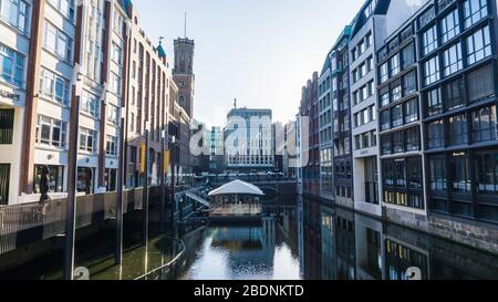 HAMBURG, DEUTSCHLAND - 22. Juni 2019 Bleichenfleet und Alte Post von hinten Stockfoto