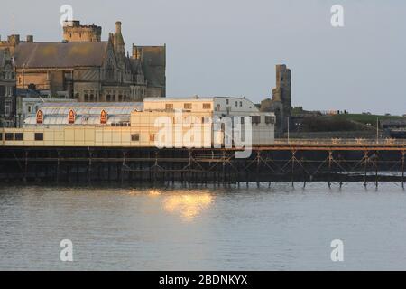 Aberystwyth Wales UK Covid - 19 Lockdown 9. April 2020 . Ein warmer und sonniger Morgen in Aberystwyth an der walisischen Küste, wo die Straßen und die Küste meist verlassen sind, wobei normale Menschen die Regierung aufgrund des Coronavirus/Covid 19-Ausbruchs bemerken und das richtige tun, indem sie zu Hause bleiben. Kredit: mike davies/Alamy Live News Stockfoto