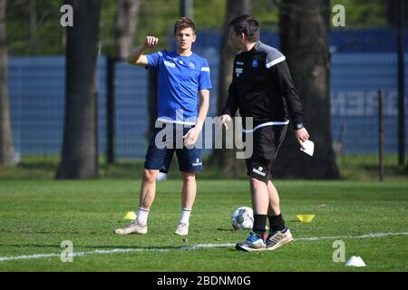 Marvin Wanitzek (KSC) spricht mit Co-Trainer Zlatan Bajramovic (KSC). GES/Fußball/2.Bundesliga: Erste Trainingseinheit des Karlsruher SC nach der Pause aufgrund der Koronakrise, 09.04.2020 Fußball/Fußball: 2. Liga: Erste Trainingseinheit des Karlsruher SC nach einer Pause aufgrund der Koronakrise, 9. April 2020. Einsatz weltweit Stockfoto