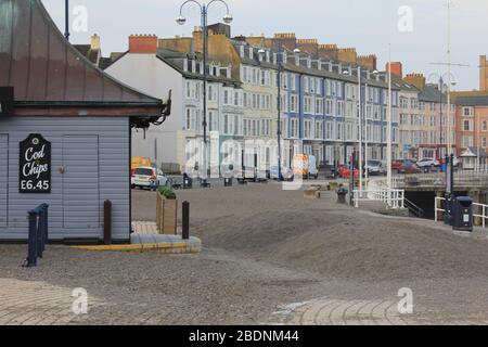 Aberystwyth Wales UK Covid - 19 Lockdown 9. April 2020 . Ein warmer und sonniger Morgen in Aberystwyth an der walisischen Küste, wo die Straßen und die Küste meist verlassen sind, wobei normale Menschen die Regierung aufgrund des Coronavirus/Covid 19-Ausbruchs bemerken und das richtige tun, indem sie zu Hause bleiben. Kredit: mike davies/Alamy Live News Stockfoto