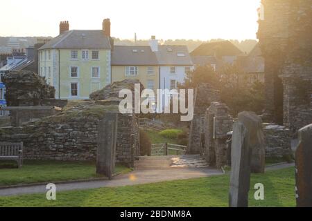 Aberystwyth Wales UK Covid - 19 Lockdown 9. April 2020 . Ein warmer und sonniger Morgen in Aberystwyth an der walisischen Küste, wo die Straßen und die Küste meist verlassen sind, wobei normale Menschen die Regierung aufgrund des Coronavirus/Covid 19-Ausbruchs bemerken und das richtige tun, indem sie zu Hause bleiben. Kredit: mike davies/Alamy Live News Stockfoto
