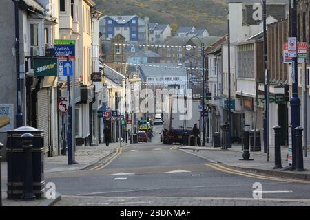 Aberystwyth Wales UK Covid - 19 Lockdown 9. April 2020 . Ein warmer und sonniger Morgen in Aberystwyth an der walisischen Küste, wo die Straßen und die Küste meist verlassen sind, wobei normale Menschen die Regierung aufgrund des Coronavirus/Covid 19-Ausbruchs bemerken und das richtige tun, indem sie zu Hause bleiben. Kredit: mike davies/Alamy Live News Stockfoto