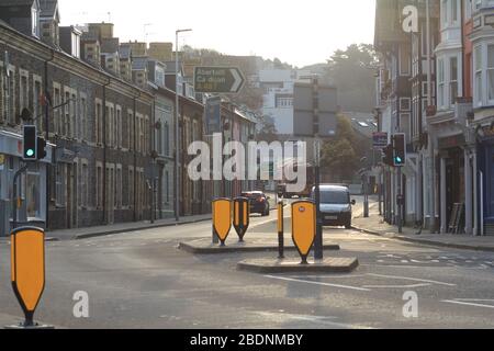 Aberystwyth Wales UK Covid - 19 Lockdown 9. April 2020 . Ein warmer und sonniger Morgen in Aberystwyth an der walisischen Küste, wo die Straßen und die Küste meist verlassen sind, wobei normale Menschen die Regierung aufgrund des Coronavirus/Covid 19-Ausbruchs bemerken und das richtige tun, indem sie zu Hause bleiben. Kredit: mike davies/Alamy Live News Stockfoto