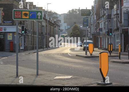 Aberystwyth Wales UK Covid - 19 Lockdown 9. April 2020 . Ein warmer und sonniger Morgen in Aberystwyth an der walisischen Küste, wo die Straßen und die Küste meist verlassen sind, wobei normale Menschen die Regierung aufgrund des Coronavirus/Covid 19-Ausbruchs bemerken und das richtige tun, indem sie zu Hause bleiben. Kredit: mike davies/Alamy Live News Stockfoto