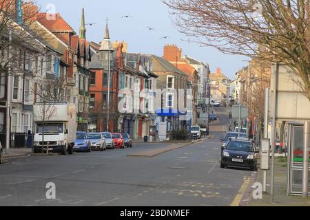 Aberystwyth Wales UK Covid - 19 Lockdown 9. April 2020 . Ein warmer und sonniger Morgen in Aberystwyth an der walisischen Küste, wo die Straßen und die Küste meist verlassen sind, wobei normale Menschen die Regierung aufgrund des Coronavirus/Covid 19-Ausbruchs bemerken und das richtige tun, indem sie zu Hause bleiben. Kredit: mike davies/Alamy Live News Stockfoto