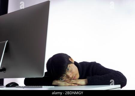 Asiatische überarbeiteten Männer sieht erschöpft, müde von der Arbeit. Burnout-Konzept Stockfoto