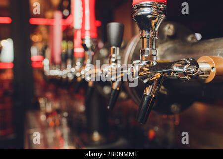 Die Theke mit Flaschen und Vorrichtung zum Abfüllen von Bier. Gerät zum Abfüllen von Bier an der Bar. Pub.-Nr. Die Bar im Restaurant. Betriebsmittel für Stockfoto