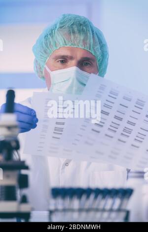 Wissenschaftler analizing DNA-Sequenz im modernen Labor Stockfoto