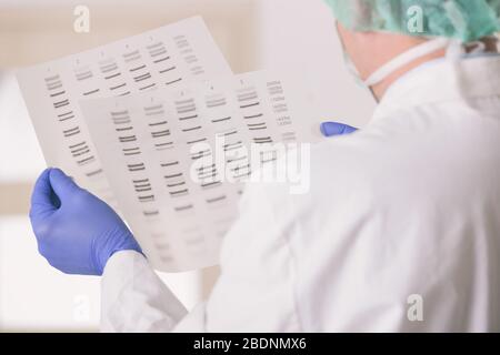 Wissenschaftler analizing DNA-Sequenz im modernen Labor Stockfoto