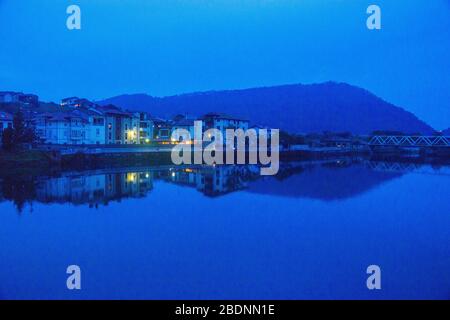 Übersicht und Fluss Deva in der Nacht. Bustio, Asturien, Spanien. Stockfoto