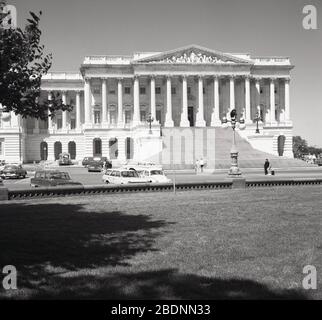 1960er Jahre, historisch, sommerlich, Washington D.C. und eine Außenansicht aus dieser Ära der großen Säule, die das US Capitol Gebäude mit der Library of Congress zeigt. Stockfoto