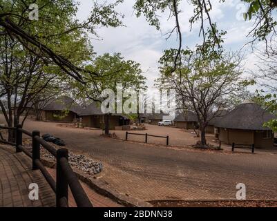 Bungalows für Selbstversorger im Olifants Camp im Kruger Nationalpark Stockfoto