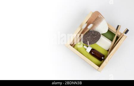 Set aus Kosmetikprodukten und Badewerkzeugen. Seife, Shampoo-Flaschen, Bambuszahnbürste. Kein Abfall, plastikfrei. Nachhaltiges Lifestyle-Konzept. Text Stockfoto