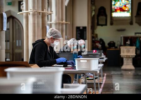 ST Michael's Without Church in Bath hat seine Türen geöffnet und sich während des Ausbruchs von Coronavirus in eine provisorische Produktionslinie für PSA-Masken verwandelt. Stockfoto