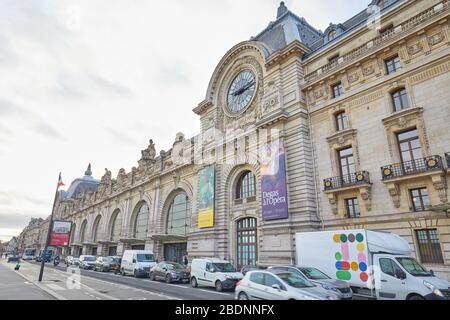 PARIS, FRANKREICH - 8. NOVEMBER 2019: Gare D'Orsay oder Orsay Museumsgebäude mit Verkehr an einem bewölkten Tag in Paris Stockfoto