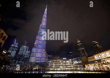 DUBAI, VEREINIGTE ARABISCHE EMIRATE - 21. NOVEMBER 2019: Burj Khalifa Wolkenkratzer mit Farben und Dubai Mall nachts beleuchtet Stockfoto