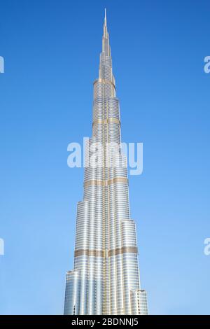 DUBAI, VEREINIGTE ARABISCHE EMIRATE - 22. NOVEMBER 2019: Burj Khalifa Wolkenkratzer an einem sonnigen Tag, klarer blauer Himmel Stockfoto