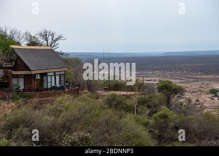 Ein Gästehaus im Olifants Camp mit einem fantastischen Blick auf den Fluss und die umliegenden Bushveld Stockfoto