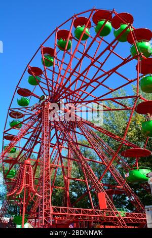 Linz, Österreich - 02. Oktober 2015: Buntes Riesenrad auf der jährlichen Jahressammelmesse Urfahraner Markt, Markt für Genuss und Güter in der Hauptstadt Uppe Stockfoto