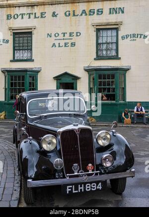 Oldtimer vor dem Bottle & Glass Inn am Wochenende der 1940er Jahre im Black Country Living Museum in Dudley, West Midlands, England, Großbritannien Stockfoto