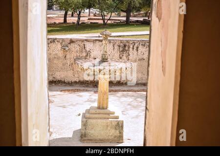 Altes Altes Altes Altes Bild Von Wasserbrunnen Mit Trockenwasserbrunnen Stockfoto