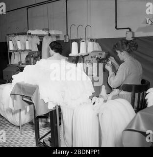 1950er Jahre, Nähen von Arbeiterinnen Stockfoto