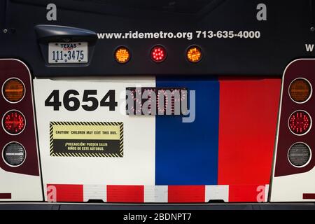 Horizontale Nahaufnahme der bunten Rückseite des Busses 53 in die Innenstadt von Houston, Texas Stockfoto