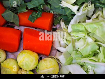 Eine Auswahl an frisch zubereitetem Gemüse in einem Dampfgarer. Stockfoto