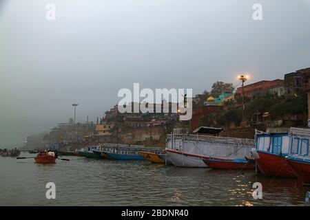 Die Ghats von Varanasi entlang der westlichen Küste des heiligen Ganges Stockfoto