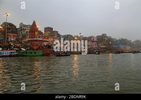 Die Ghats von Varanasi entlang der westlichen Küste des heiligen Ganges Stockfoto