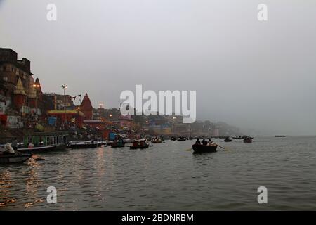 Die Ghats von Varanasi entlang der westlichen Küste des heiligen Ganges Stockfoto