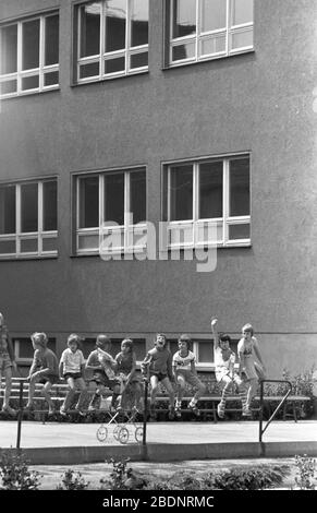 30. November 1978, Sachsen, Leipzig: Kinder sitzen in den Sommerferien 1979 im Hof ihrer Schule. Die Schulen boten in den achtwöchigen Ferien zu Hause Freizeitangebote an. Genaues Aufnahmedatum nicht bekannt. Foto: Volkmar Heinz / dpa-Zentralbild / ZB Stockfoto