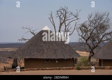 Der Blick von einigen Hütten im Olifants Rastlager in Kruger Stockfoto