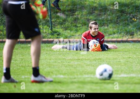 Torwart Sven Mueller (KSC). GES / Fußball / 2.Bundesliga: Erste Trainingseinheit des Karlsruher SC nach der Pause aufgrund der Koronakrise, 09.04.2020 Fußball / Fußball: 2. Liga: Erste Trainingseinheit des Karlsruher SC nach einer Pause wegen der Koronakrise, 9. April 2020. Einsatz weltweit Stockfoto