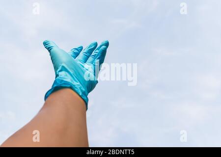 Hände von Menschen in medizinischen Handschuhen, die sich für das Hope COVID-19-Konzept ausstreten. Stockfoto