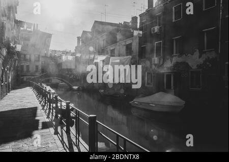 Kleiderschnur über einen Kanal in Venedig. Authentische aussicht auf venedig. Schwarz und Weiß Stockfoto