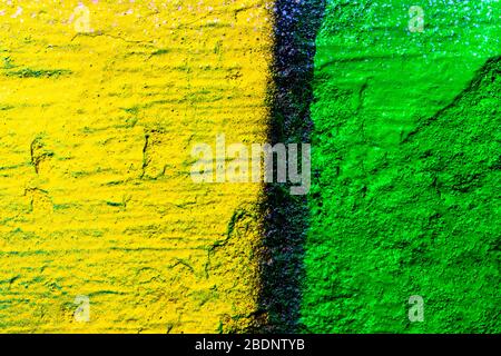 Fragment von bunten Graffiti auf einer Betonwand gemalt. Helles Gelb und Grün abstrakten Hintergrund für Design. Stockfoto